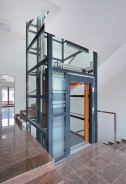 Hydraulický výtah v ocelové konstrukci